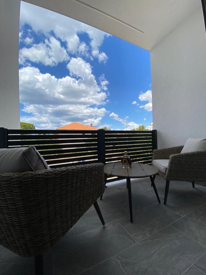 Apartmani Kumenat Biograd Na Moru Buitenkant foto