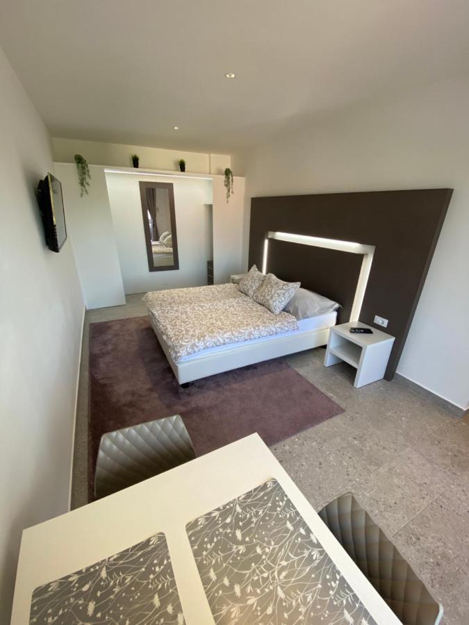 Apartmani Kumenat Biograd Na Moru Buitenkant foto